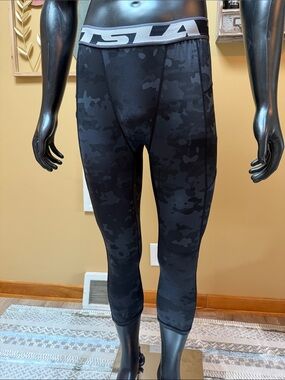 Tsla Large 3/4 Leggings